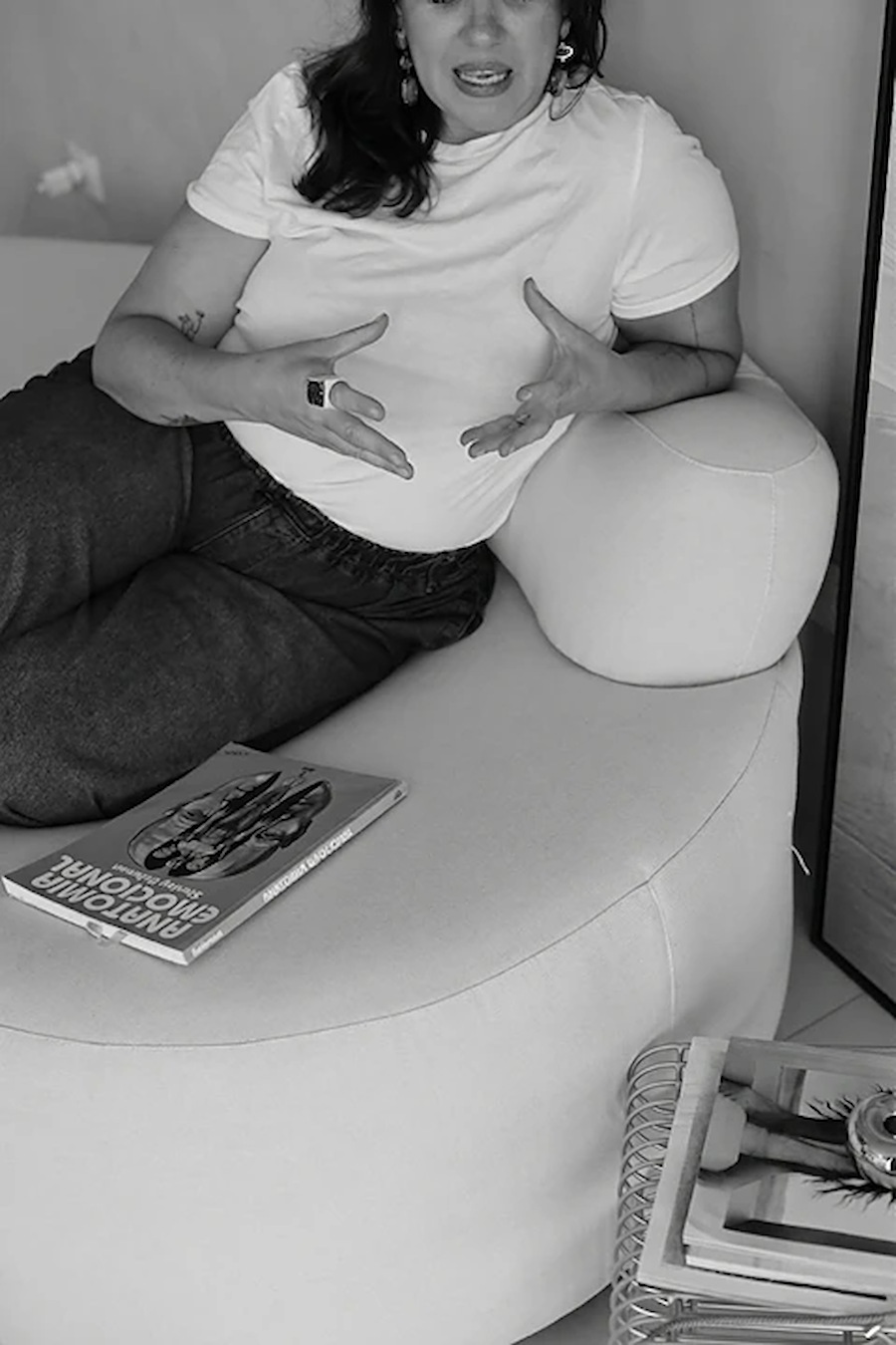 Ana Carolina com o livro Anatomia Emocional